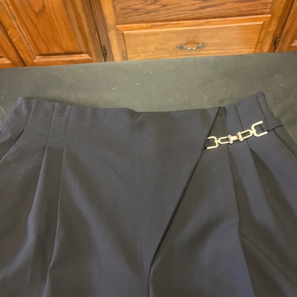 NWT Gorgeous Exquise Black Pants with Gold Buckle Detail From Anthropologie. Lg. - Picture 11 of 16